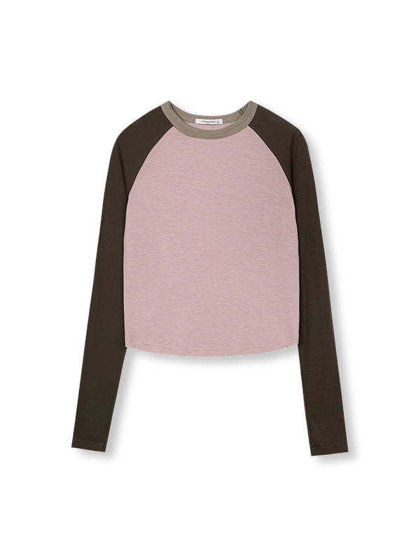 製品画像: 薄霧ピンク配色ラグランスリーブスリムフィットTシャツの全身展示図。
