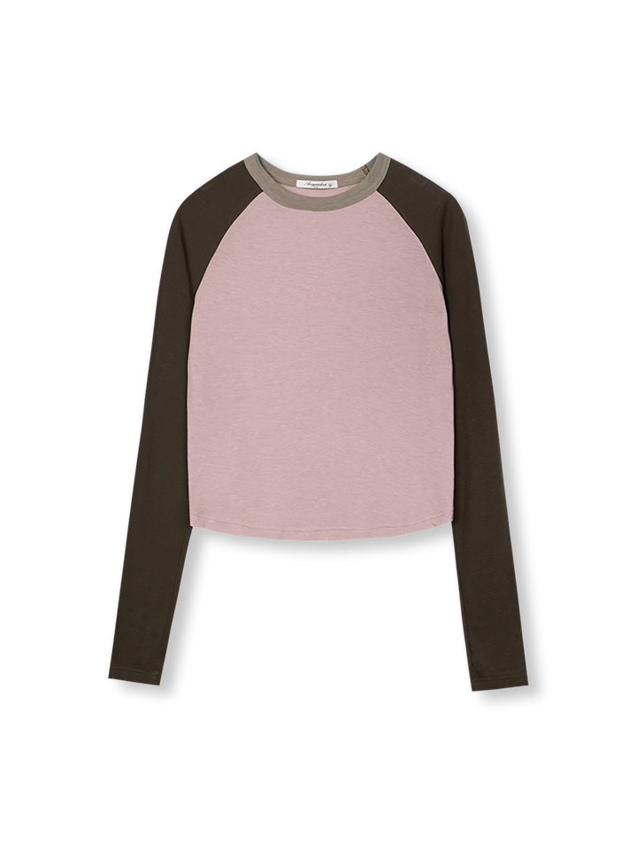 製品画像: 薄霧ピンク配色ラグランスリーブスリムフィットTシャツの全身展示図。