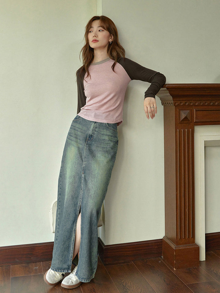 モデル画像: モデルが薄霧ピンク配色ラグランスリーブスリムフィットTシャツを着用している様子。