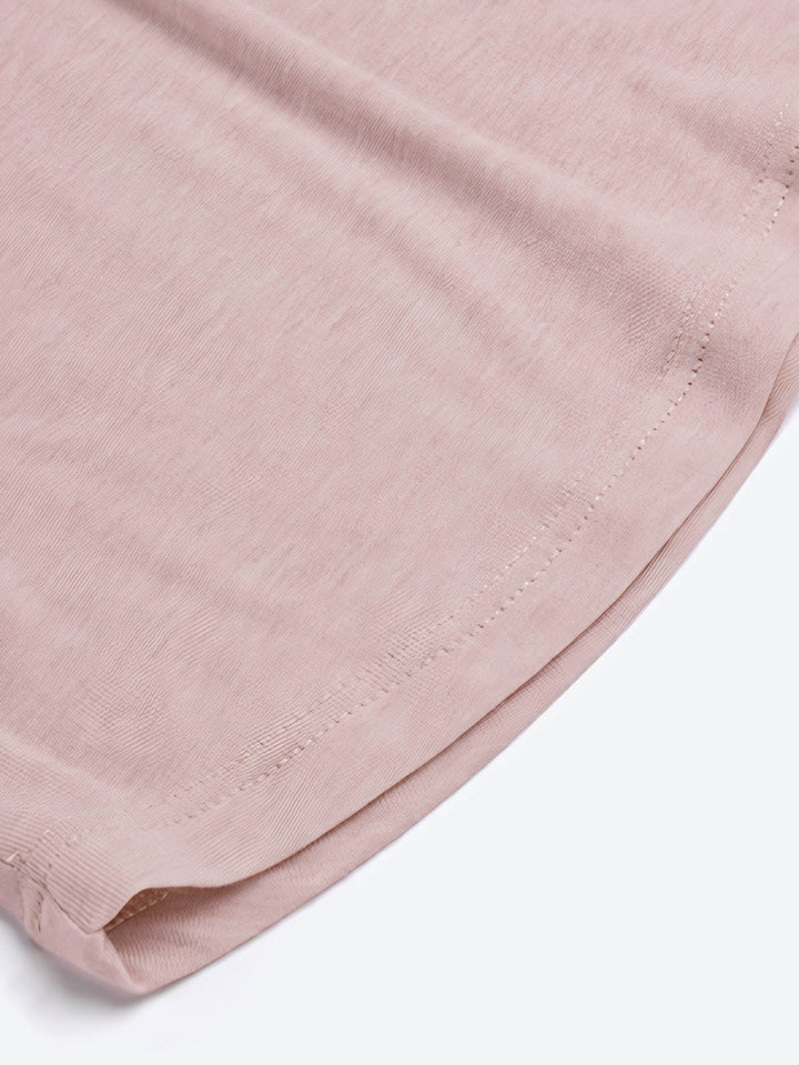 詳細画像: 薄霧ピンク配色ラグランスリーブスリムフィットTシャツの細部図。配色ラグランスリーブとダブルステッチのカーブヘムを展示。