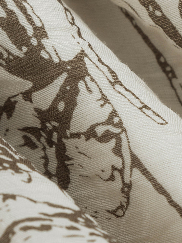 詳細画像: ツタ柄シフォン長袖シャツの詳細図。ツタ柄プリントと半開襟のデザインを展示。