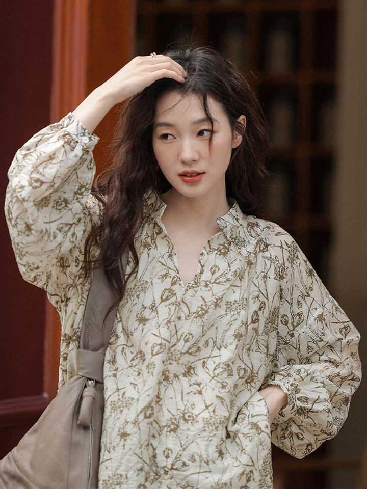 モデル画像: モデルがツタ柄シフォン長袖シャツを着用している様子。