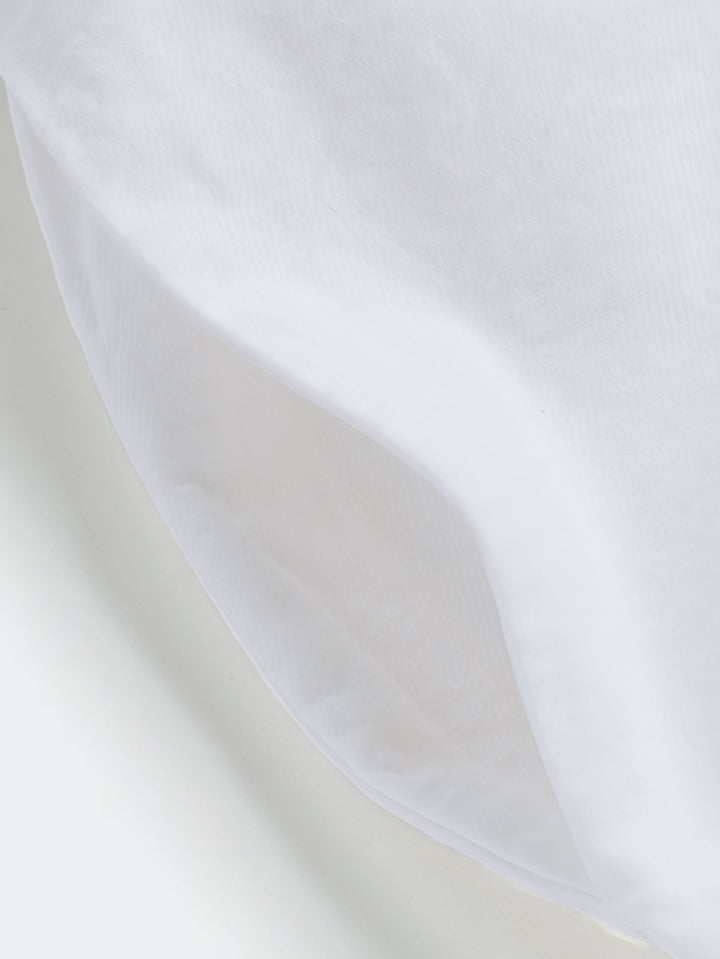 詳細画像: ドレープ感のあるホワイトエラスティックハイウエストワイドレッグカジュアルパンツの詳細図。エラスティックウエストバンドと斜めポケットを展示。