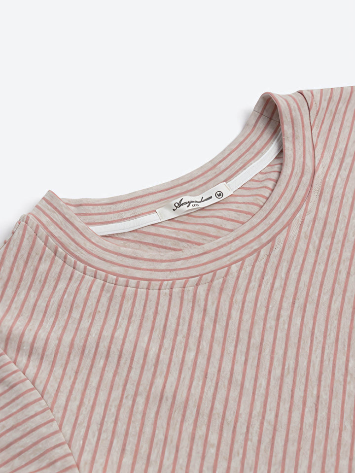 詳細画像: ピンクストライプショルダーショートスリーブTシャツの詳細図。ストライプパターンとダブルステッチのヘムを展示。