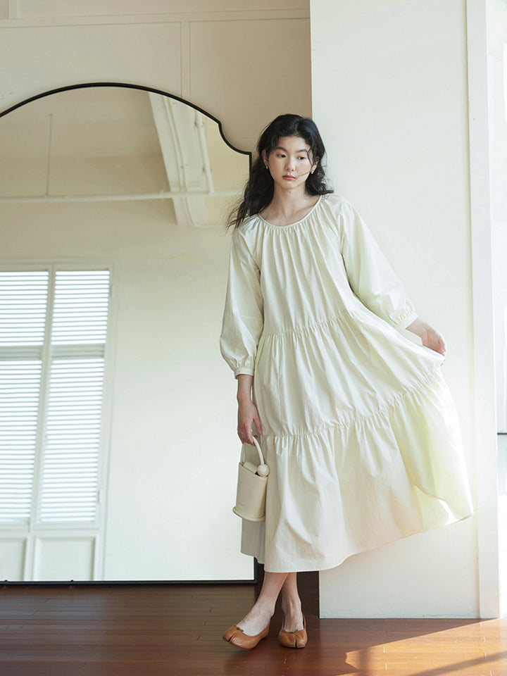 モデル画像: モデルが清新なミルクグリーンのパフスリーブドレスを着用している様子。