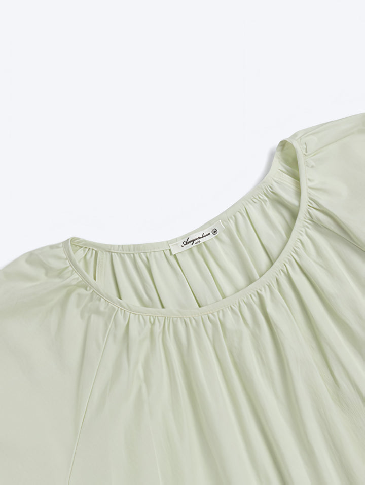 詳細画像: 清新なミルクグリーンのパフスリーブドレスの詳細図。ラウンドネックとラグランスリーブ、ギャザーのデザインを展示。
