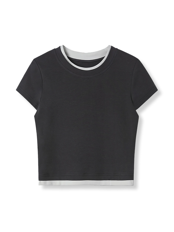 製品画像: 快適なカラーブロックフェイクレイヤードスリムTシャツの全身展示図。