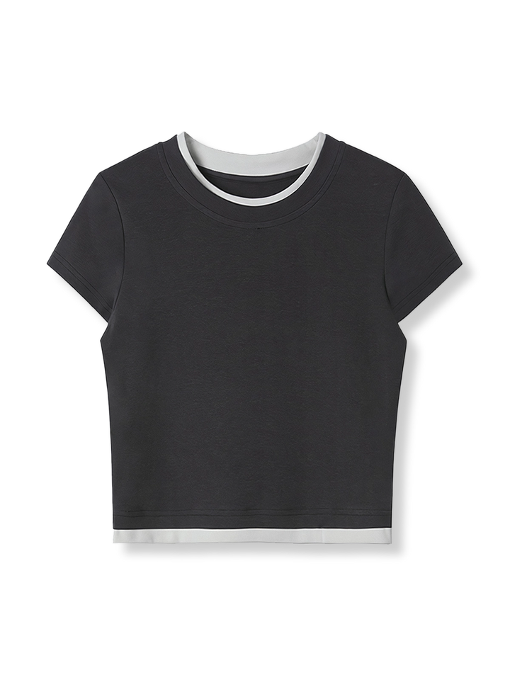製品画像: 快適なカラーブロックフェイクレイヤードスリムTシャツの全身展示図。