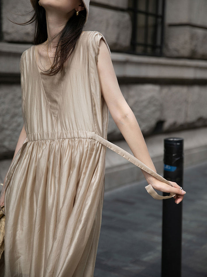 モデル画像: モデルが柔らかなヌードピンクのキャミソールドレスを着用している様子。