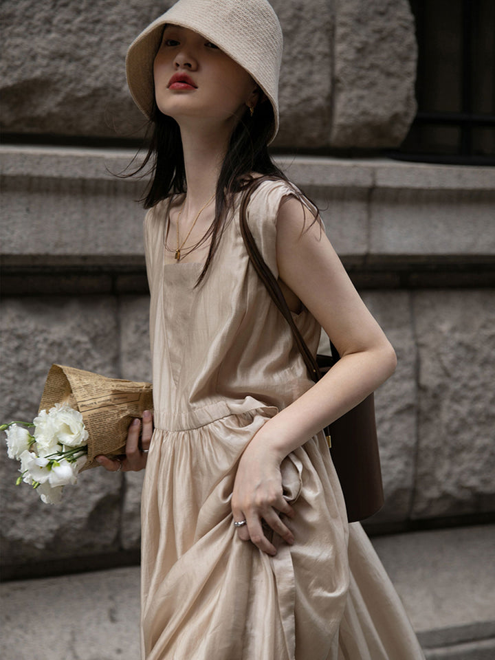 モデル画像: モデルが柔らかなヌードピンクのキャミソールドレスを着用している様子。