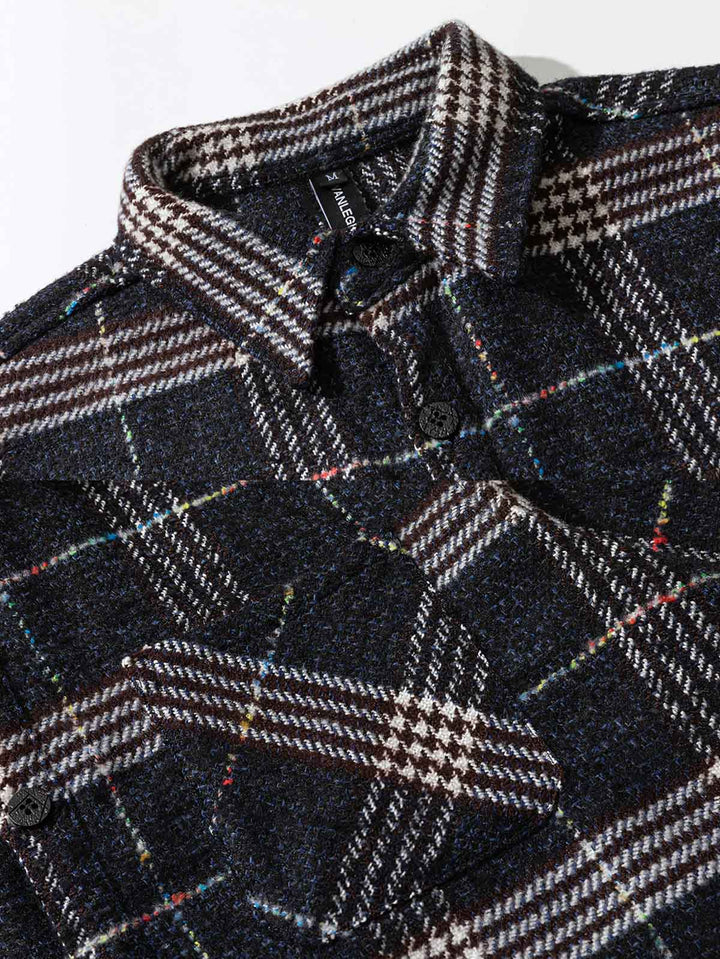 チェックツイード長袖ワークシャツの生地感とチェック柄のディテールクローズアップ。温かみのある質感と目を引くデザインが特徴。