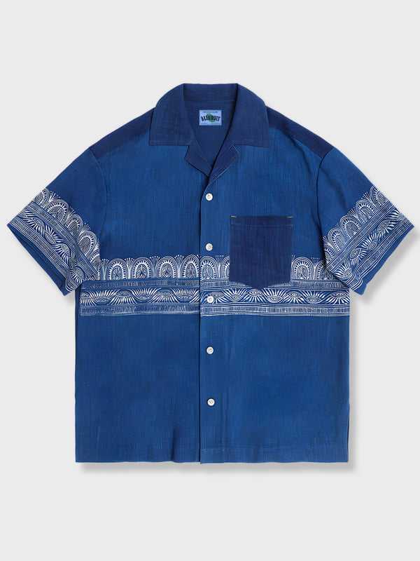 民族的なデザインが特徴の藍染めキューバシャツ、蝋結染加工によるフェード感とヴィンテージ感が魅力