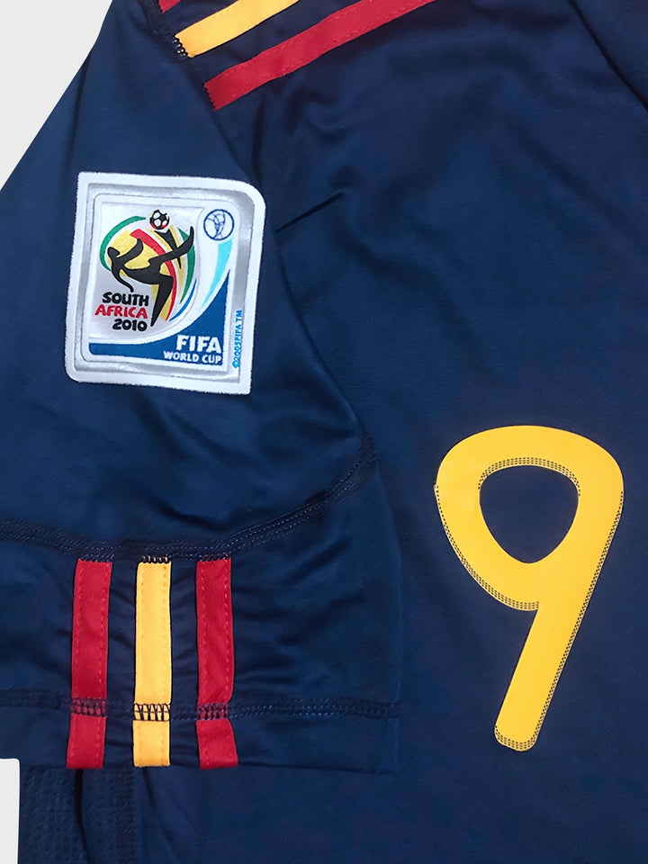 2010年ワールドカップスペイン代表アウェイユニフォームのディテール、9番とスペイン代表ロゴの原版熱圧着技術を展示