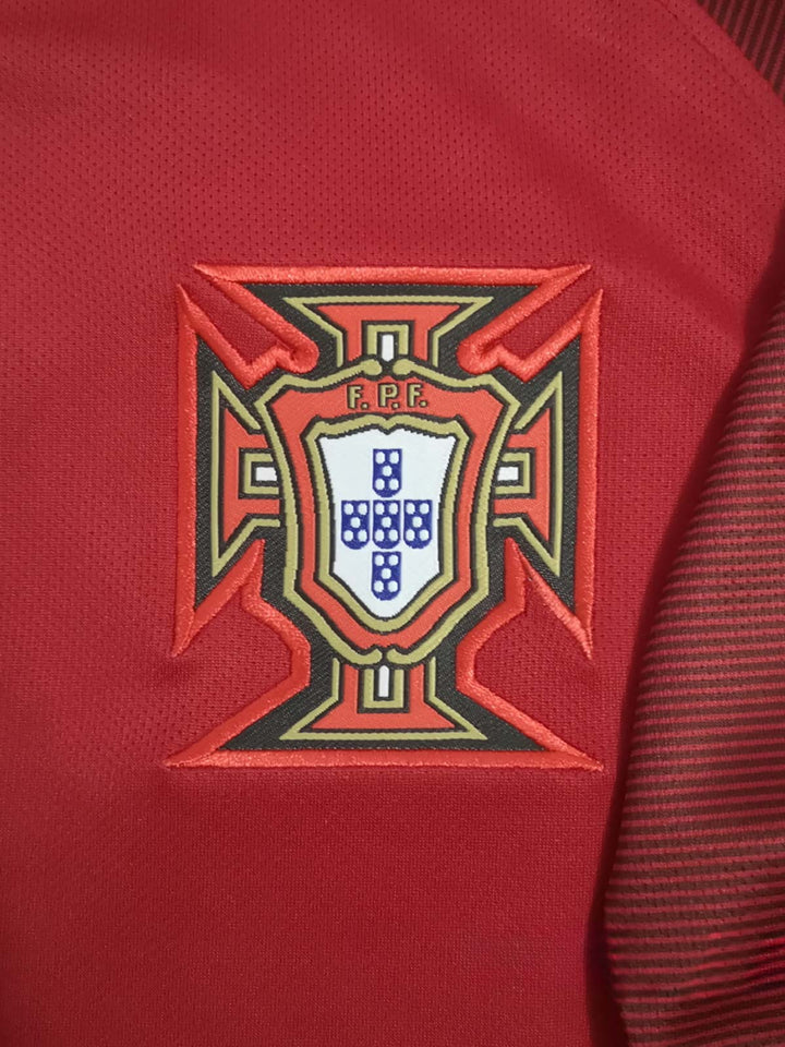レトロ 2016 年ヨーロッパカップポルトガルユニフォームの詳細図、7 番とポルトガル代表エンブレムのオリジナルプリント技術を表示