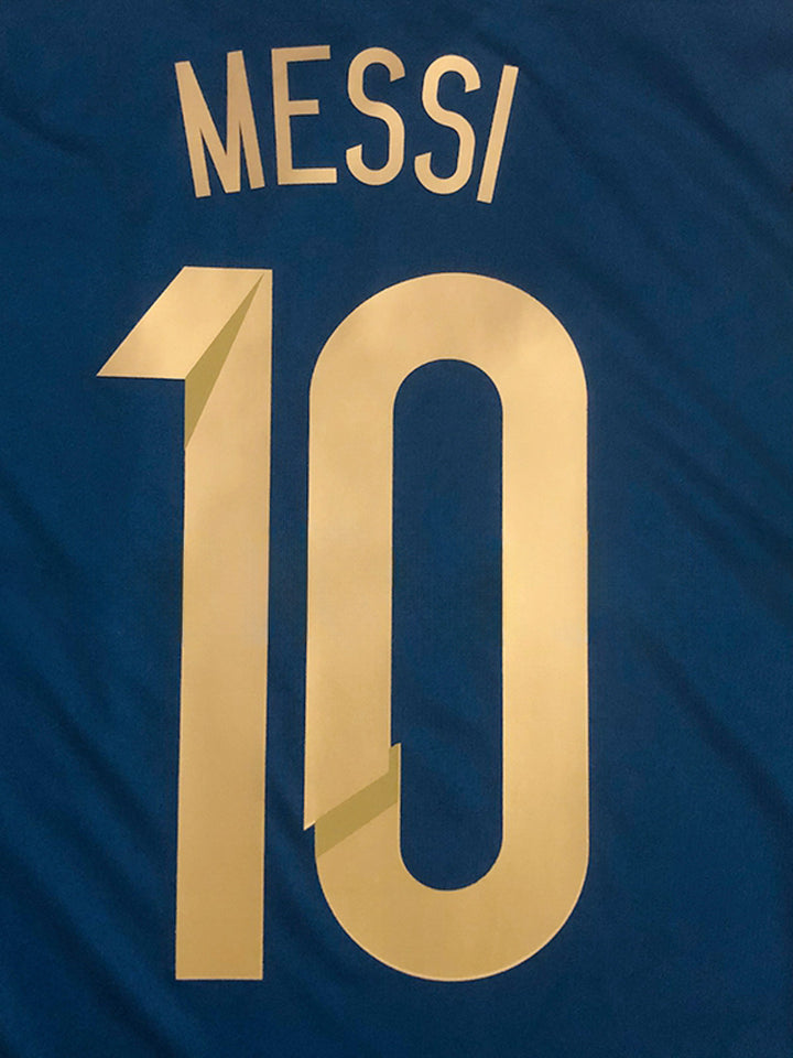 2014年ワールドカップアルゼンチン代表アウェイユニフォーム背面メッシ10番の画像2014年アルゼンチン代表ユニフォームのフロックプリントと刺繍エンブレムの詳細