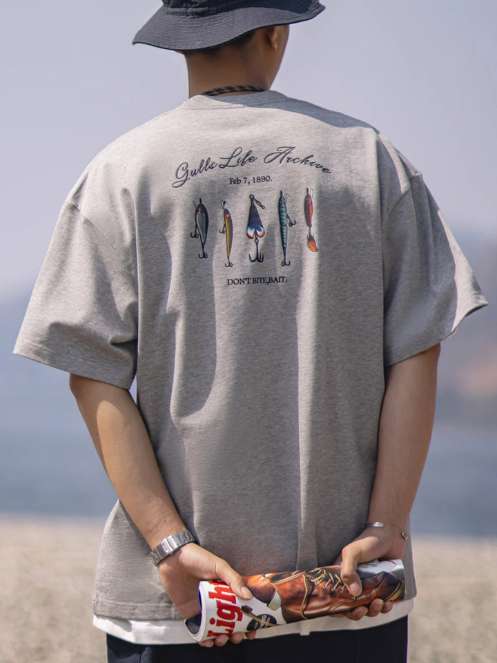 モデルが着用するアメリカンカジュアルルアープリントTシャツのコーディネート