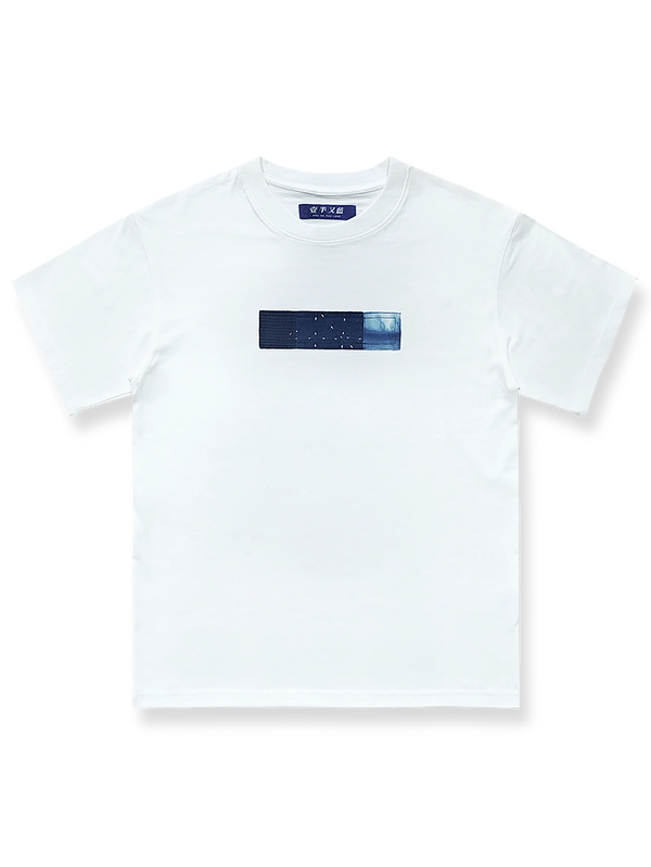 製品画像: 白色の半袖Tシャツの正面画像、胸元に幾何学パッチ付き
