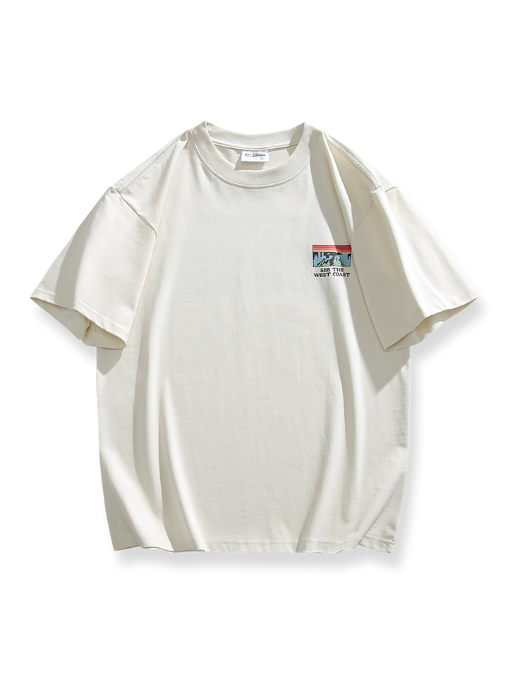 西海岸風景プリントが施された半袖Tシャツ、クラシックなラウンドネックでデザインされています。