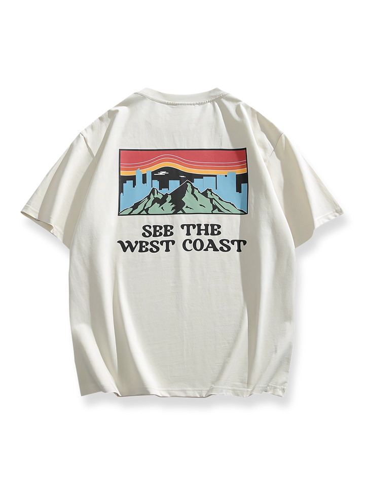 西海岸風景プリントが施された半袖Tシャツ、クラシックなラウンドネックでデザインされています。