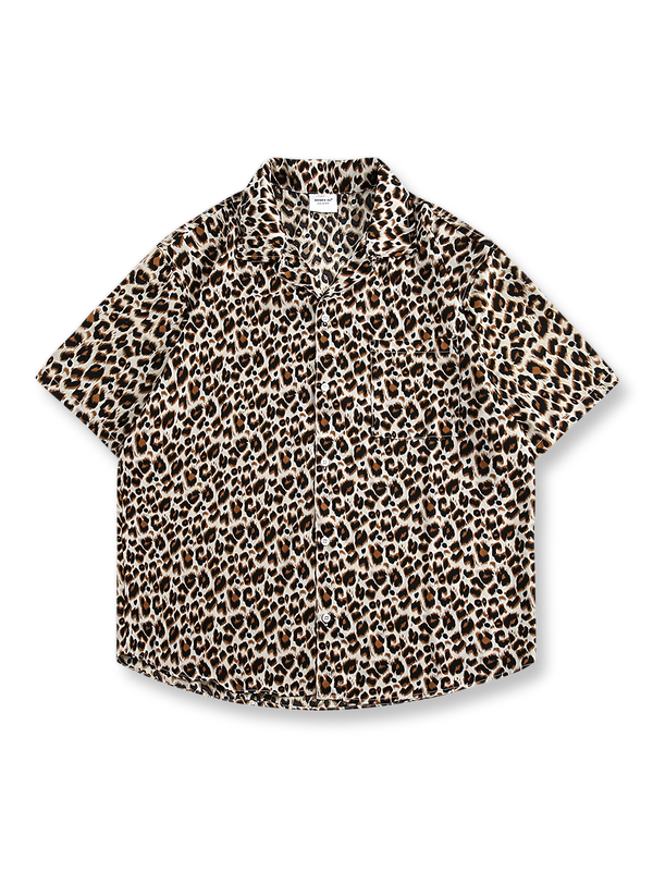 PESSOA レオパード柄キューバカラーショートスリーブシャツ全体を展示、その魅力的なデザインが強調されています。