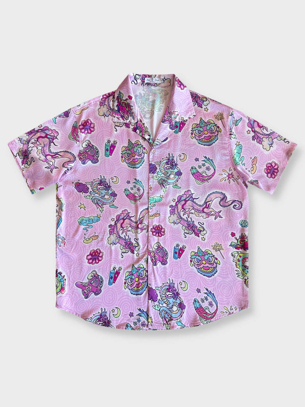 鮮やかなピンク色のハワイアンシャツのフロントビュー。伝統的な竜の図案が特徴で、祭りや祝賀の場にも適したデザイン。