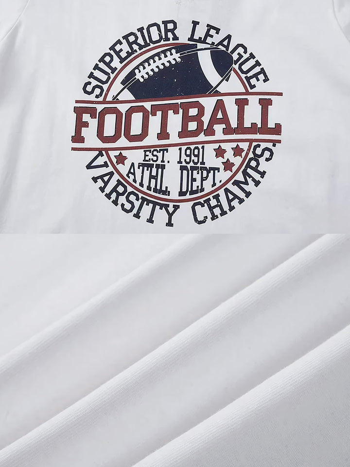 胸元に「SUPERIOR LEAGUE FOOTBALL」と創立年がプリントされたラグビーテーマのTシャツのクローズアップ。
