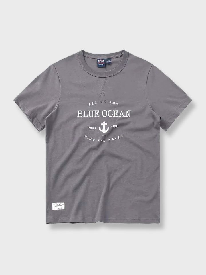 アンカーレタープリント半袖Tシャツ、フロントに「BLUE OCEAN」と船錨デザイン、リラックスフィットの100％純綿素材