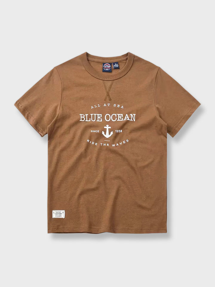 アンカーレタープリント半袖Tシャツ、フロントに「BLUE OCEAN」と船錨デザイン、リラックスフィットの100％純綿素材