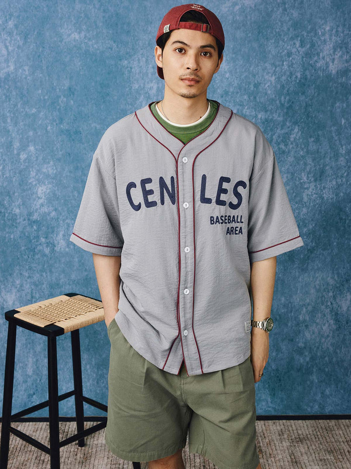 モデルがカジュアルパンツと合わせたレトロ野球シャツを着用しています。