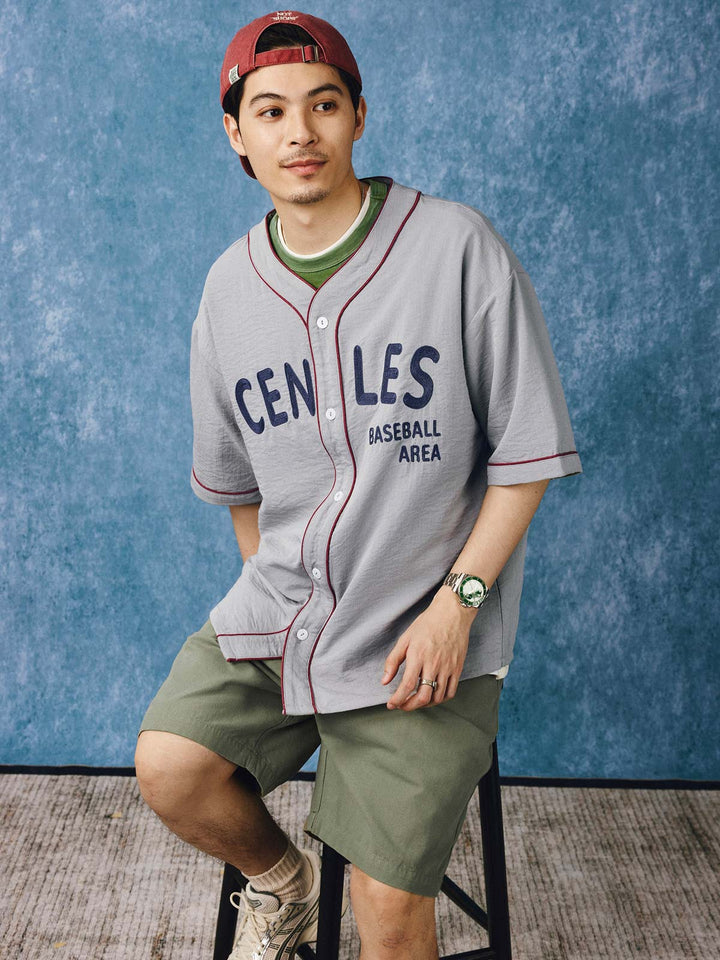 モデルがカジュアルパンツと合わせたレトロ野球シャツを着用しています。