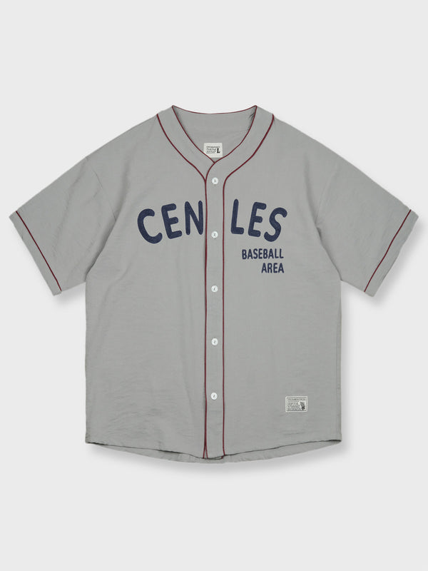 レトロスタイルの野球シャツ、コントラストカラーのヘリンボーンパターンと天然貝殻ボタンが特徴。