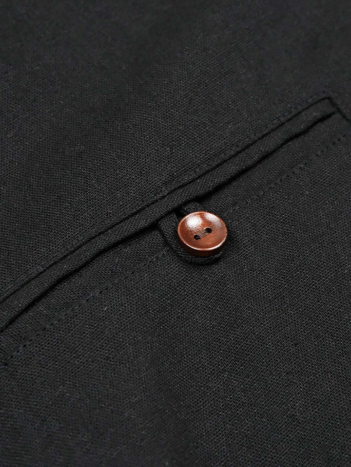 キューバカラー短袖シャツの繊細なポケットデザインと胸元のプリント部分のクローズアップ。実用性と洗練されたスタイルが見て取れる。