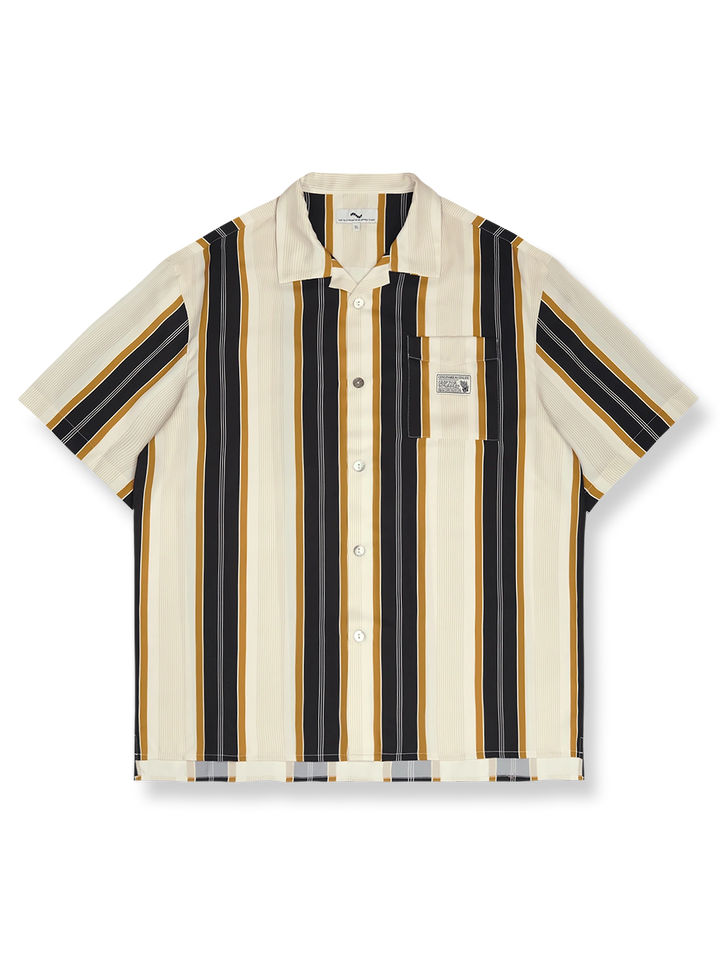 大胆な色使いとクラシックなストライプパターンが特徴のレトロスタイルの日本風ストライプハワイアン半袖シャツ。ゆったりとしたデザインで、着用時の快適さと自由度を提供します。