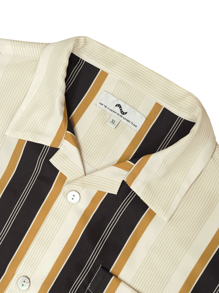 ストライプハワイアンシャツのシングルブレストのボタン留めとフロントポケットの詳細。通気性のある軽量生地が使用されており、カジュアルながら整然とした印象を与えるファッショナブルなデザインです。