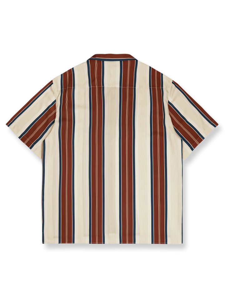 大胆な色使いとクラシックなストライプパターンが特徴のレトロスタイルの日本風ストライプハワイアン半袖シャツ。ゆったりとしたデザインで、着用時の快適さと自由度を提供します。