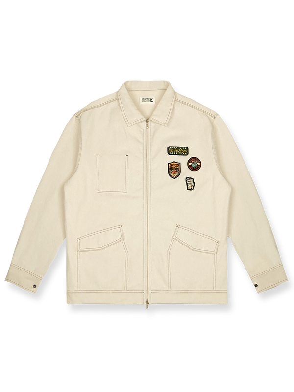 アメリカンヴィンテージ・エンブロイダリーバッジ付きショートジャケットの全体像を展示し、そのユニークなデザインと色合いが強調されています。