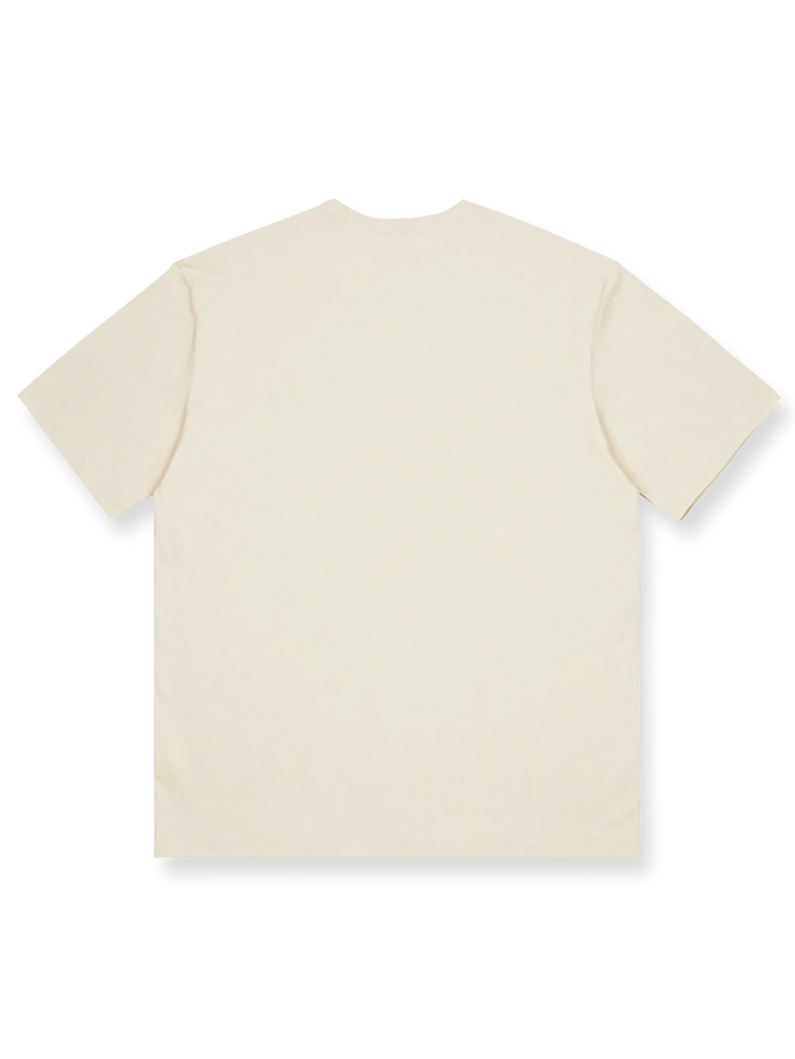 Tシャツのプリント柄と小さな襟のデザインディテール