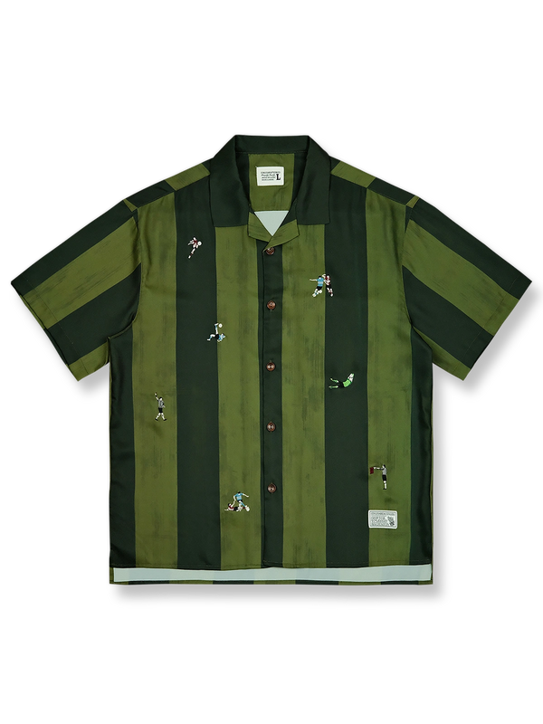サッカー刺繍入りハワイアンシャツの正面全体像、緑色のストライプデザインを展示。