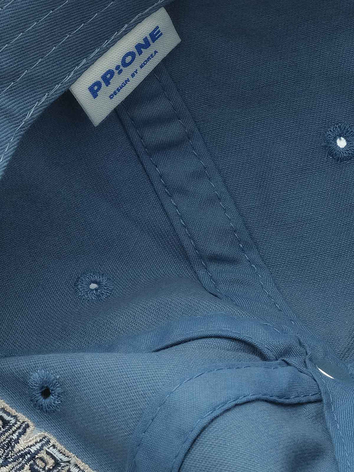 野球帽の刺繍部分のクローズアップ。精密な刺繍技術で施された「FASHION STATEMENT CLASSY」の文字とツバ上の繊細なテキストが特徴。