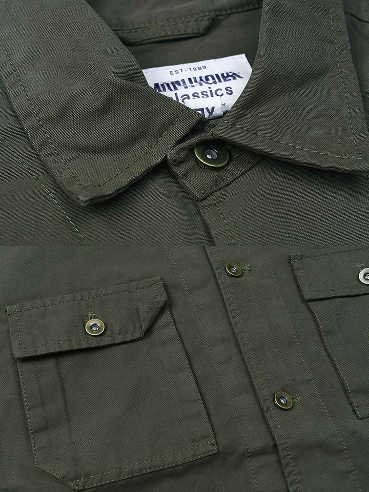ワークシャツの胸ポケットとアームポケットのクローズアップ。実用性を考え抜かれたスタイリッシュなディテールが特徴です。
