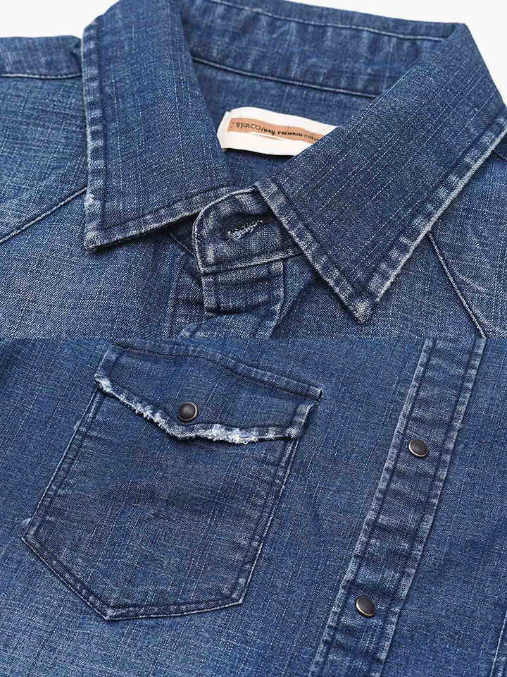 デニムシャツの縫い合わせたパッチと自然な破れのディテール。これらの要素が組み合わさり、ヴィンテージ感溢れる独特のスタイルを生み出しています。