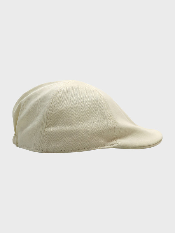 上品なピュアコットン製ベレー帽が中央に置かれており、シンプルなデザインと精緻なステッチが特徴的です。