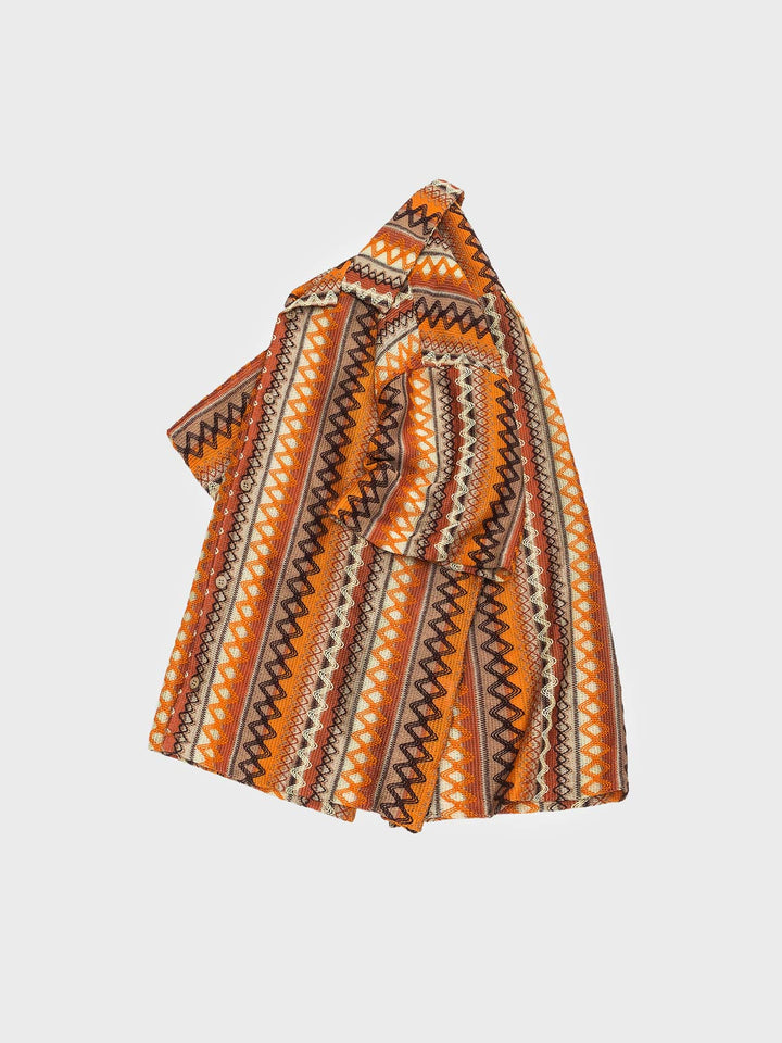 1950年代のアメリカンヴィンテージスタイルにインスパイアされたキューバカラーの立体編みシャツの全体ビュー。独創的な幾何学的パターンが特徴で、リラックスフィットと透気性のあるポリエステル生地が快適な着心地を提供します。