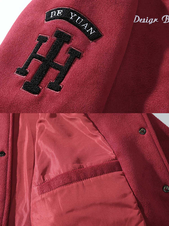 ヴァーシティジャケットの袖と襟にある独特のストライプパターンのリブ。エクセーヌ素材の質感と耐久性を強調するクローズアップ