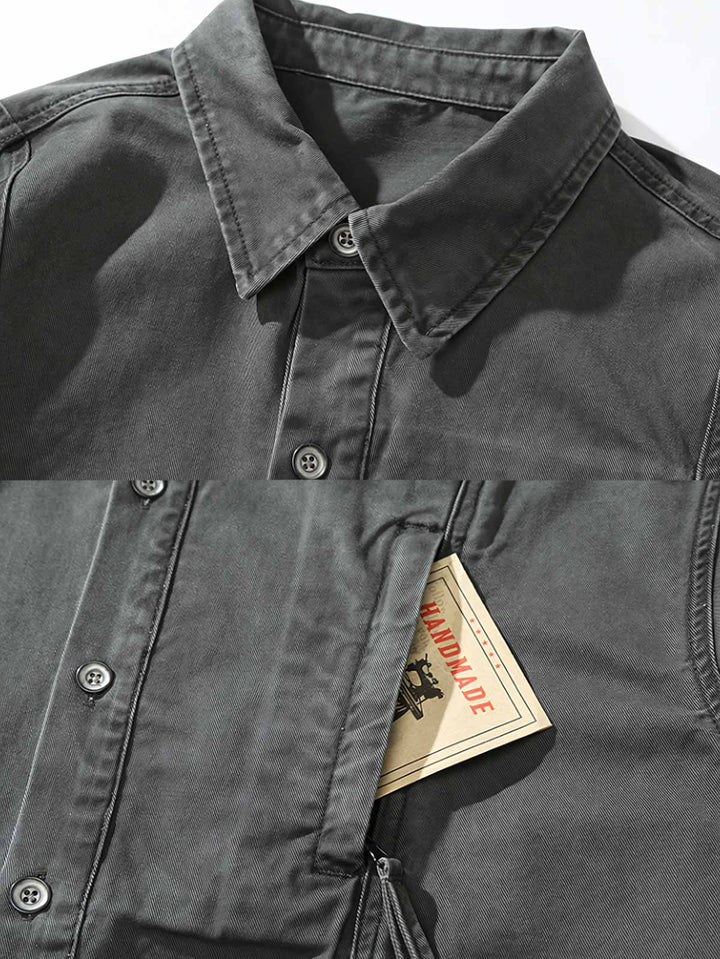 ディテールクローズアップ：ワークウェアスタイルデニムシャツの耐久性のあるデニム生地と実用的な胸元のジッパーポケット
