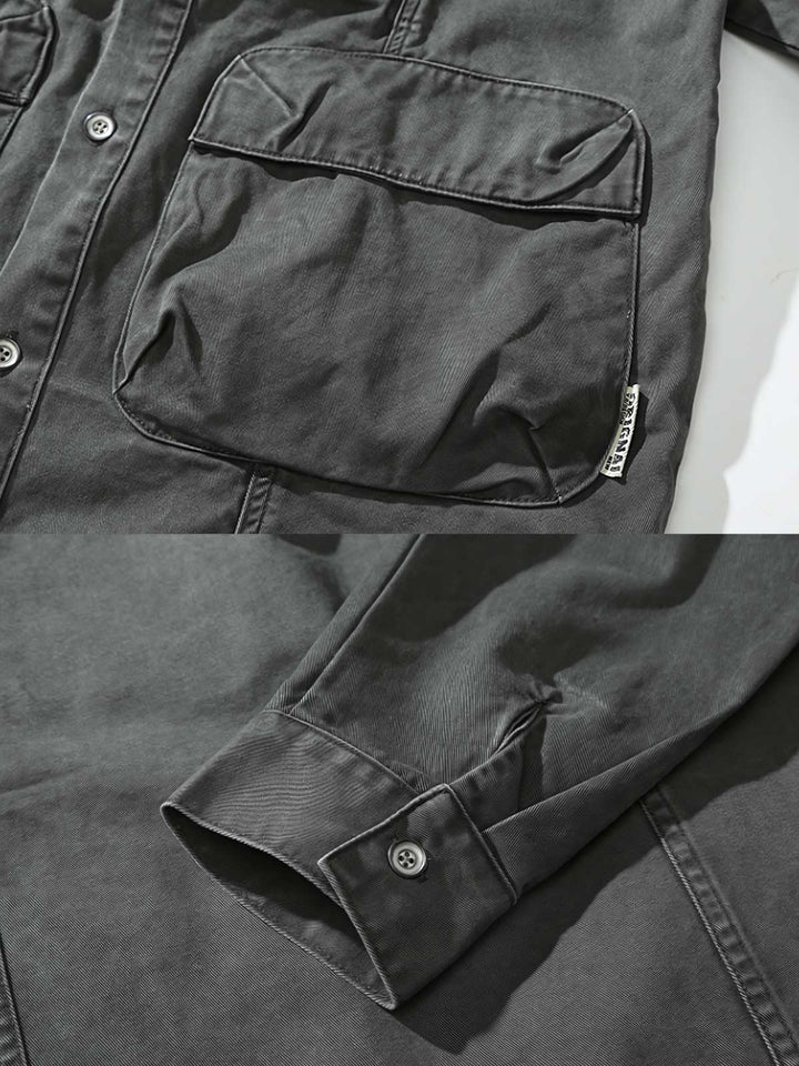 ディテールクローズアップ：ワークウェアスタイルデニムシャツの耐久性のあるデニム生地と実用的な胸元のジッパーポケット