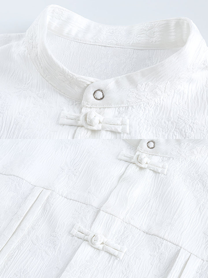 シャツのフロッグボタンと立襟のクローズアップ。伝統的な中華風のデザインが特徴で、暗纹の压花がさりげない装飾を加えています。