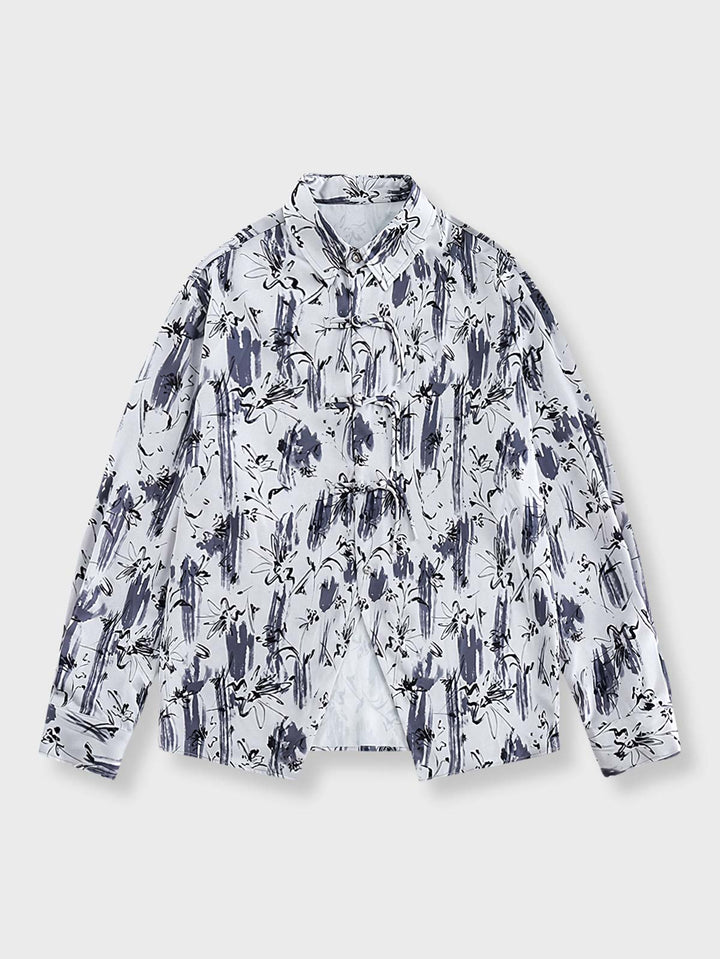 水墨画風プリントが特徴的なチャイナボタンシャツの正面ビュー。東洋美術の精神性を現代ファッションに落とし込んだ、スタイリッシュなデザイン。