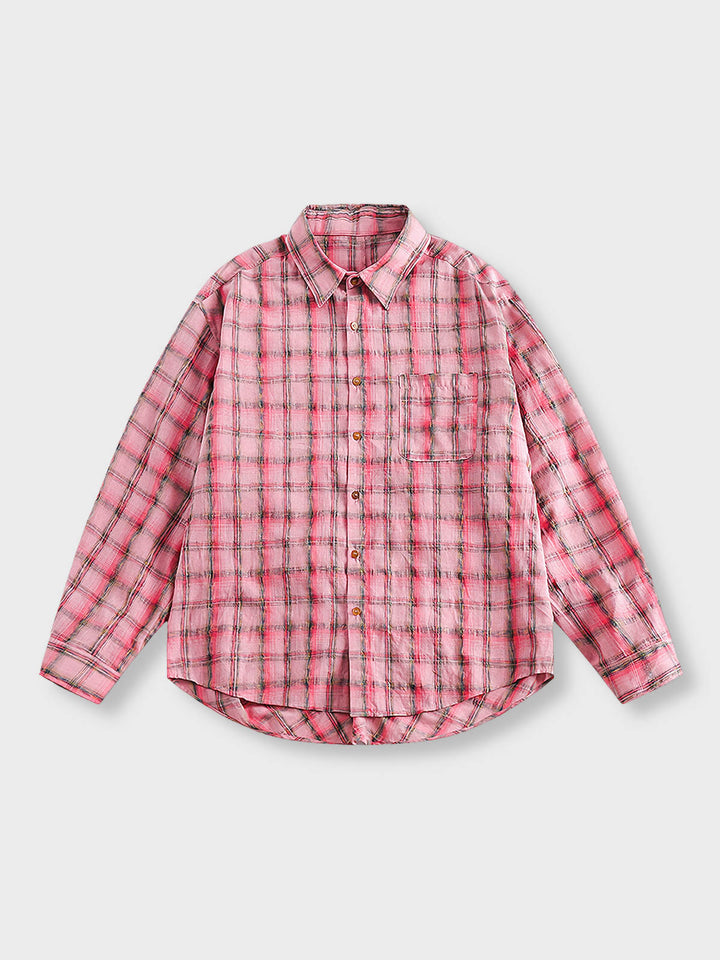 柔らかな色合いのチェック柄を特徴とするシャツ。クラシックながらも暖かみのある印象を与え、ポケットのディテールがデザインに深みを加えています。