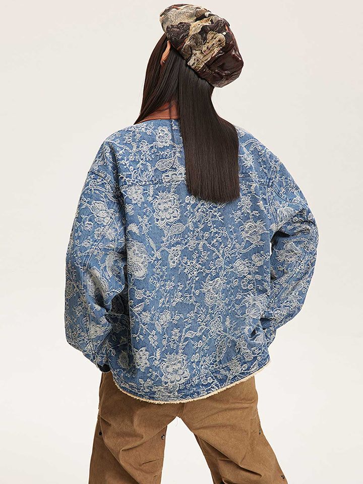 モデルが着用する花柄プリントデニムジャケット、シンプルなTシャツと合わせた華やかなスタイリング。
